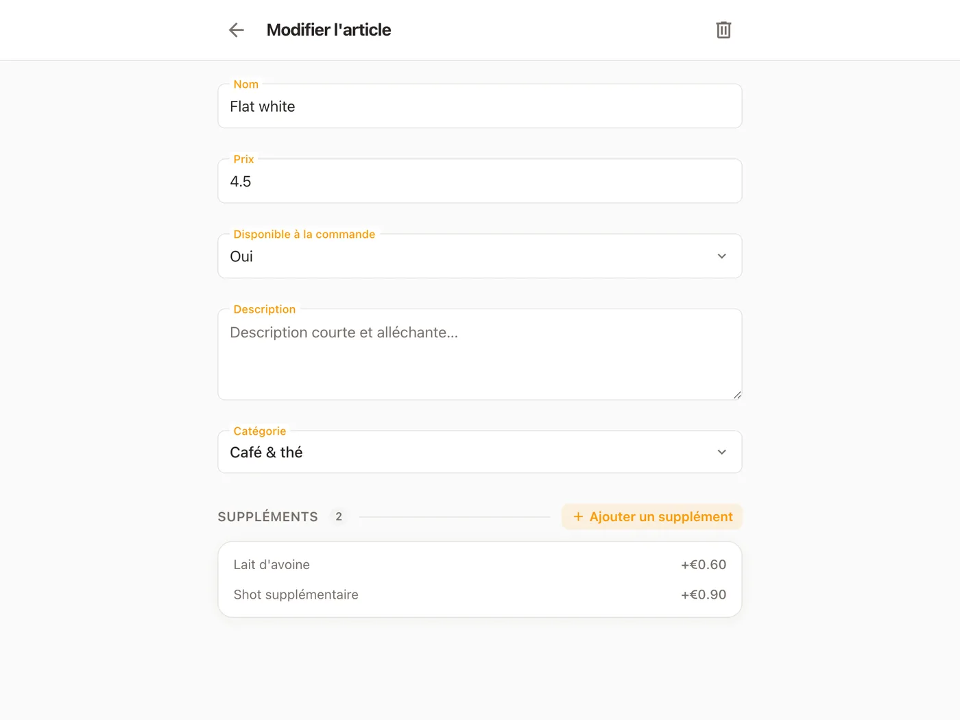 Un article ouvert dans Platevio, sur Modifier l’article : le nom et le prix du Flat white, Disponible à la commande sur Oui, une description vide, la catégorie des cafés et thés et ses deux suppléments, Lait d’avoine et Shot supplémentaire, avec leurs prix