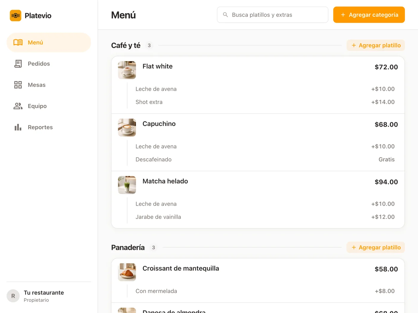 El menú de una cafetería abierto en Platevio en una tablet, con fotos, precios y extras