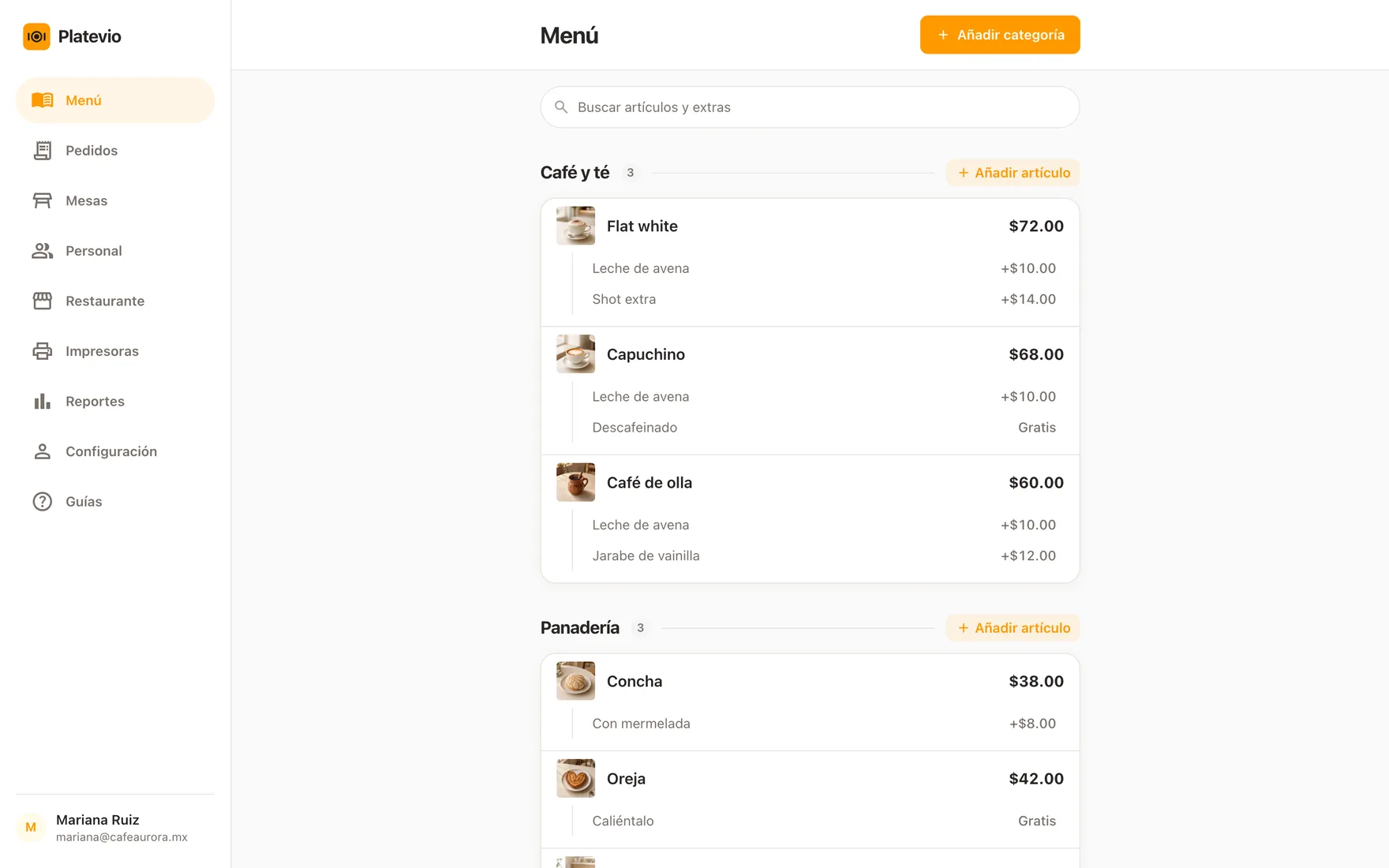 El punto de venta de Platevio abierto en el navegador de una laptop: el menú de una cafetería con fotos, precios y extras