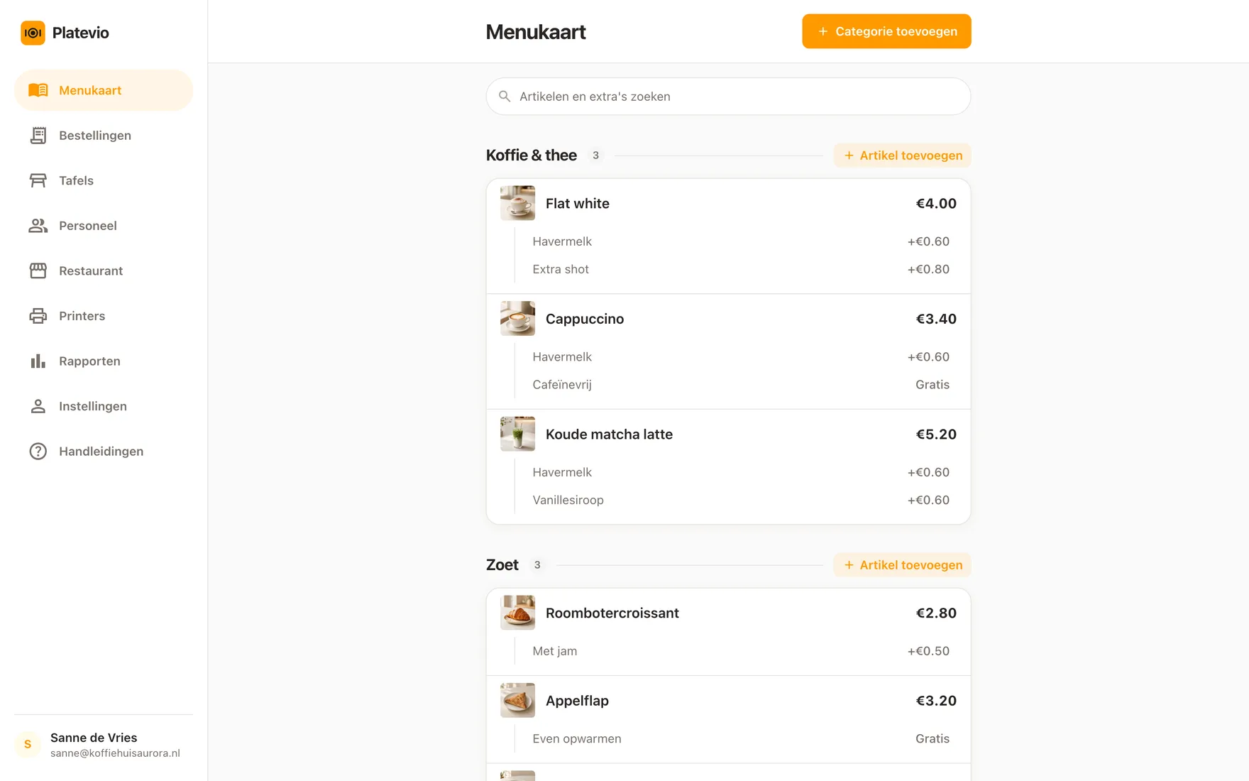 De menukaart van Platevio in een browser op een laptop: de categorieën, elk artikel met zijn prijs, en de extra’s onder de artikelen die ze hebben