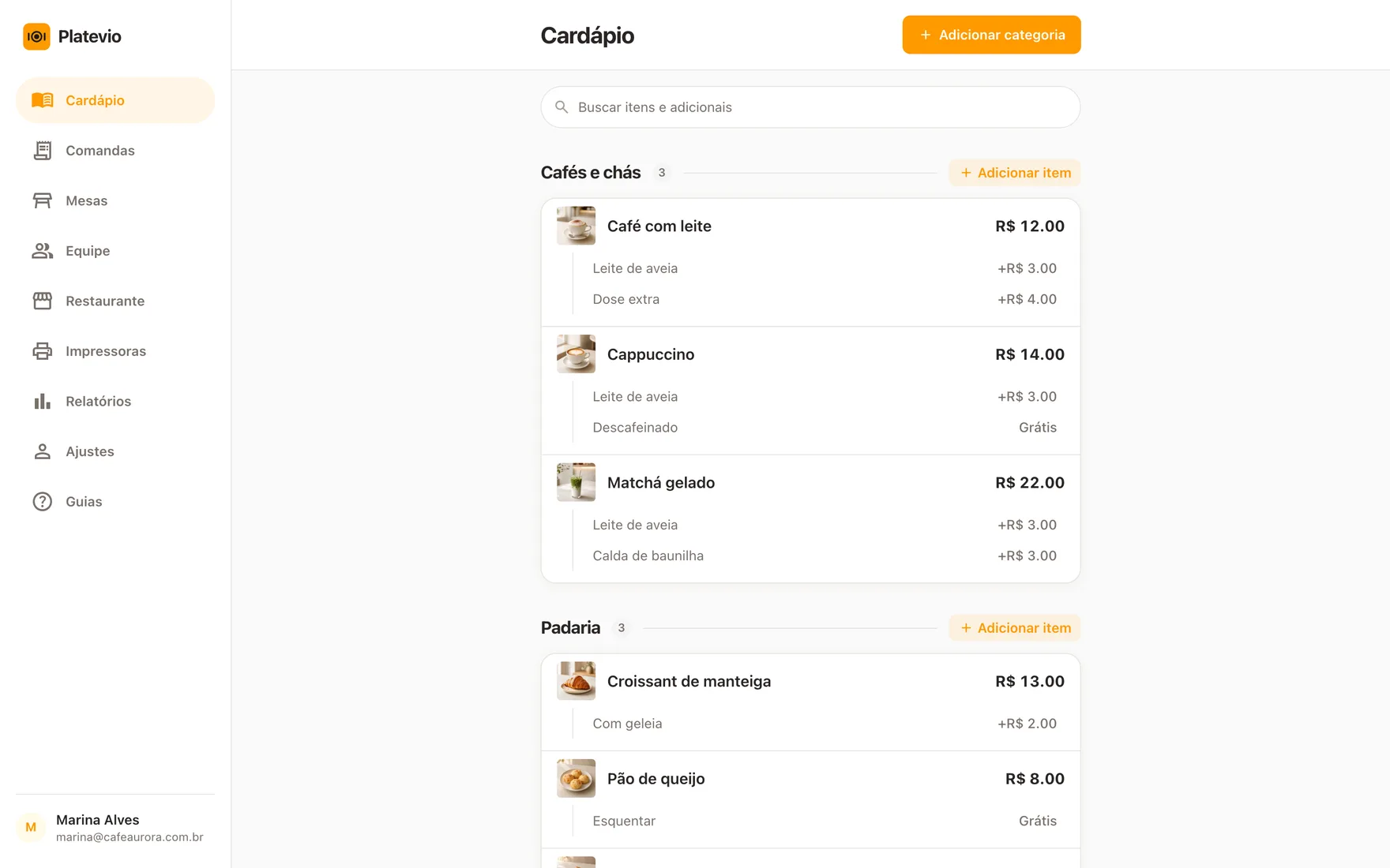 A página Cardápio do Platevio no navegador de um notebook: as categorias, cada item com o seu preço, e os adicionais listados embaixo dos itens que os têm