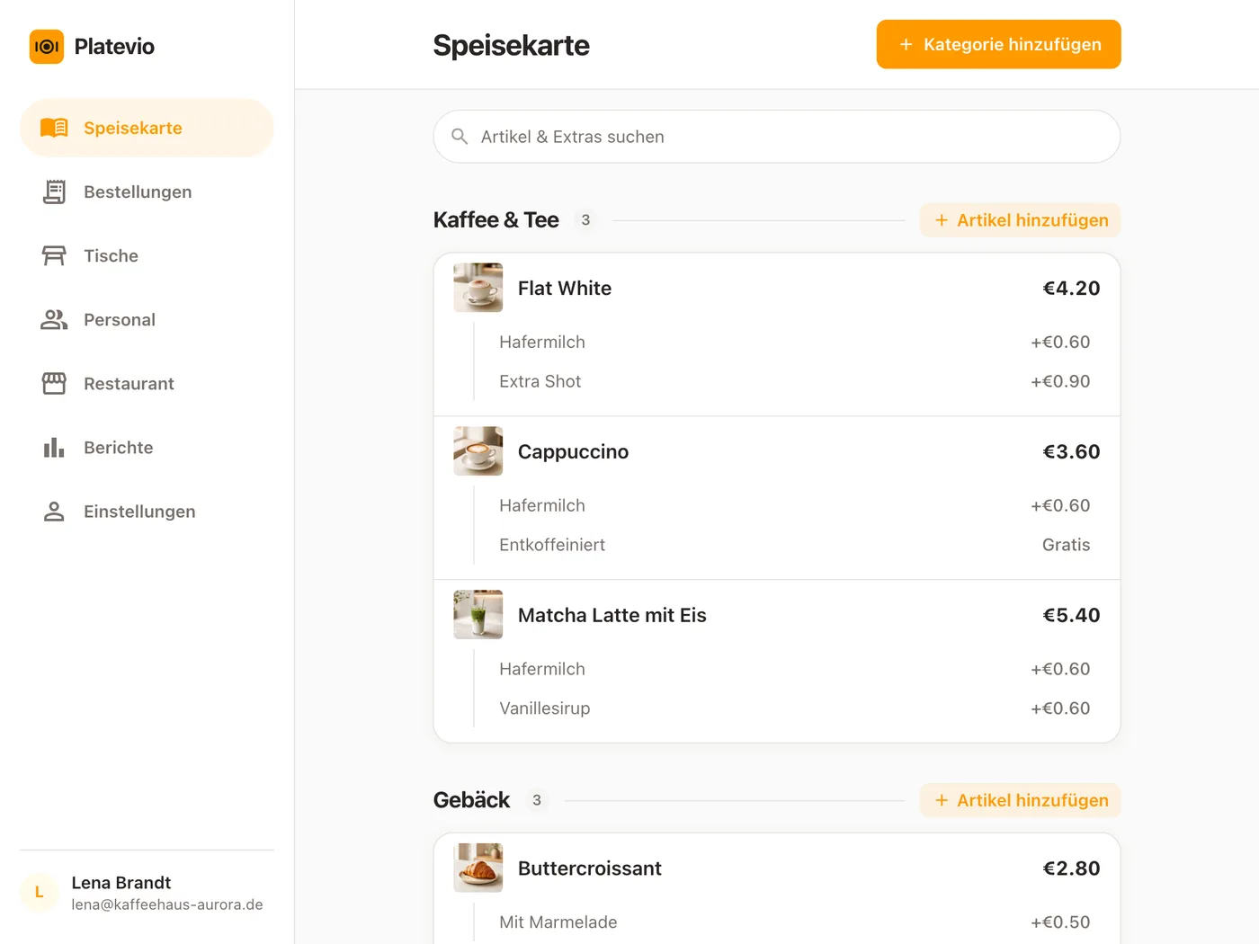 Die Speisekarte von Platevio auf einem Tablet: die Kategorie Kaffee & Tee mit jedem Artikel und seinem Preis, darunter seine Extras — Hafermilch, Extra Shot, Entkoffeiniert gratis — und oben das Feld Artikel & Extras suchen