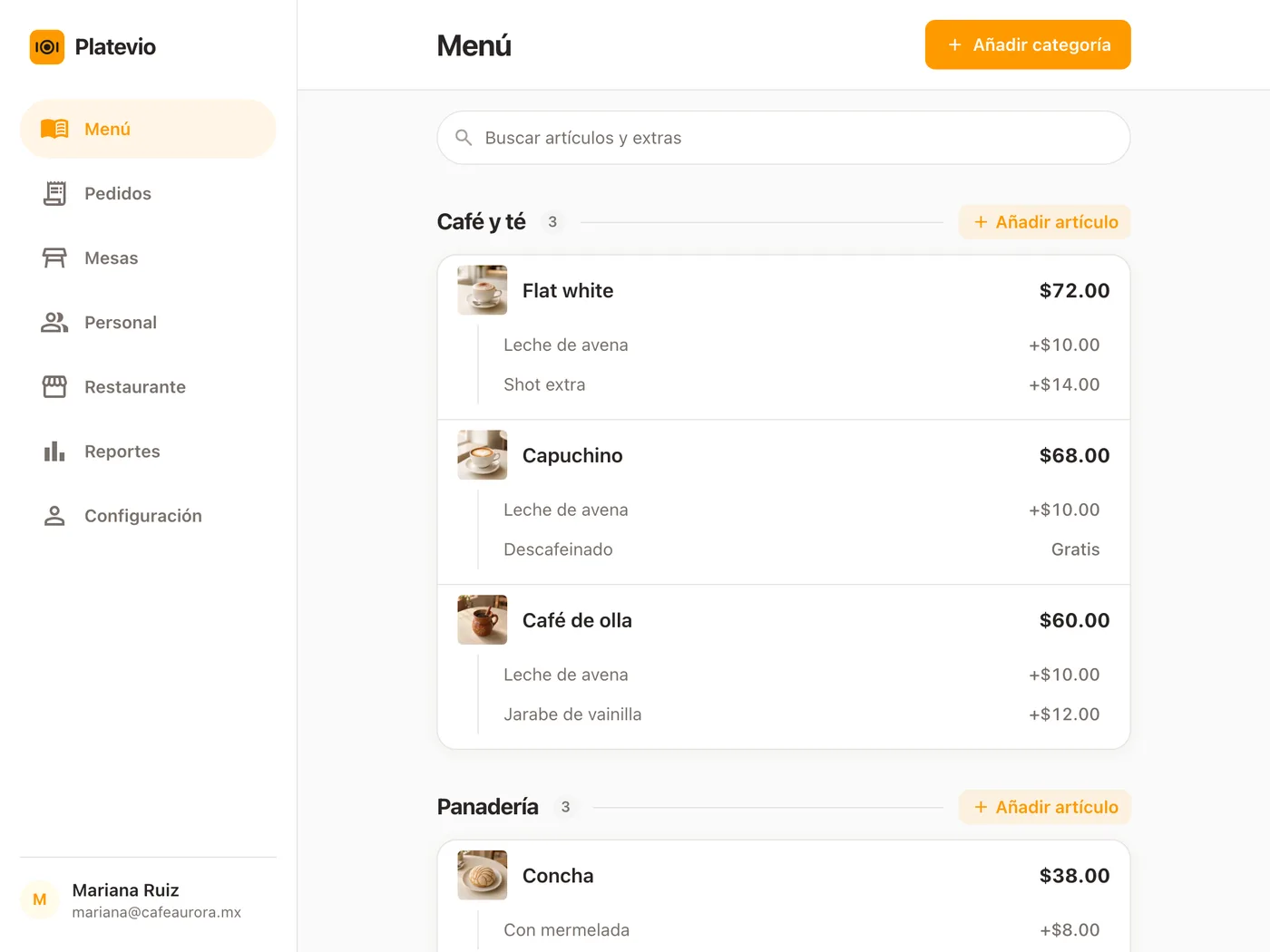 El menú de una cafetería abierto en Platevio en una tablet, con fotos, precios y extras