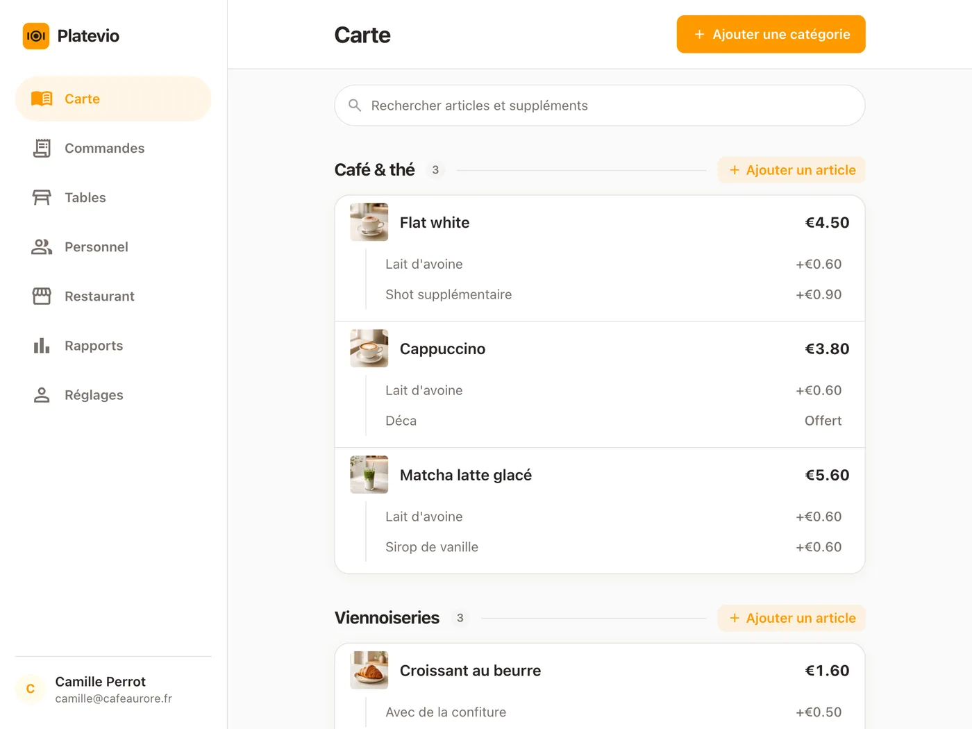 La carte d’un café ouverte dans Platevio sur une tablette de comptoir, avec photos, prix et suppléments