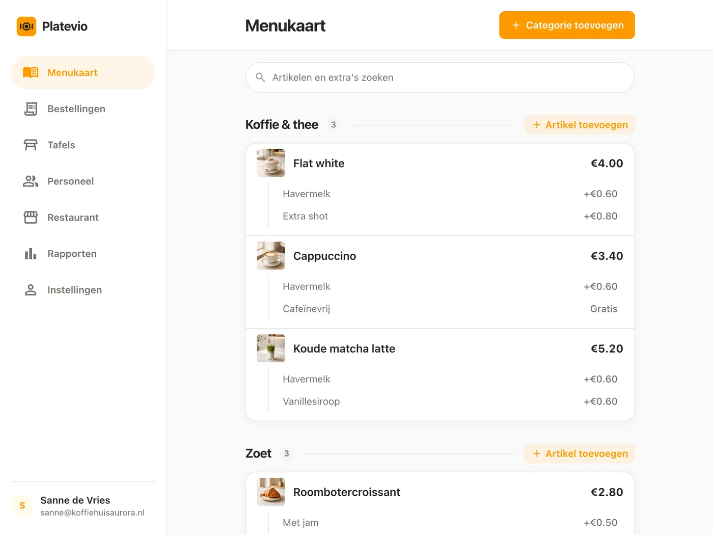 Een menukaart open in Platevio op een tablet bij de toonbank, met foto’s, prijzen en extra’s
