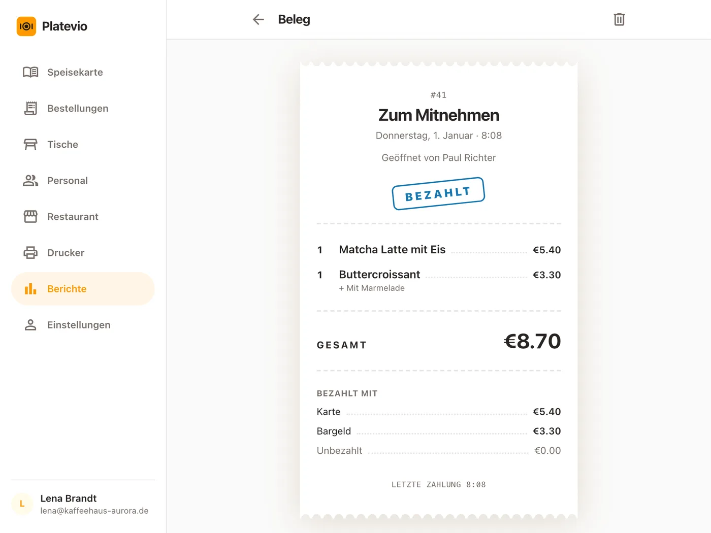 Eine Bestellung in den Berichten von Platevio: Bestellung #41, Zum Mitnehmen, Kellner Paul Richter, mit dem Stempel Bezahlt, darauf ein Matcha Latte mit Eis und ein Buttercroissant mit Marmelade, Gesamt 8,70 €, und Bezahlt mit Karte 5,40 € und Bargeld 3,30 €