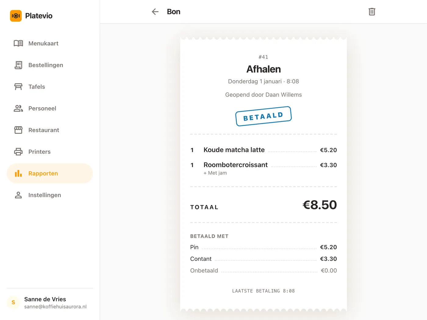 Een bestelling in de Rapporten van Platevio: bestelling #41, Afhalen, geopend door Daan Willems en gestempeld Betaald, met een Koude matcha latte en een Roombotercroissant met jam, een totaal van € 8,50, en Betaald met Pin € 5,20 en Contant € 3,30