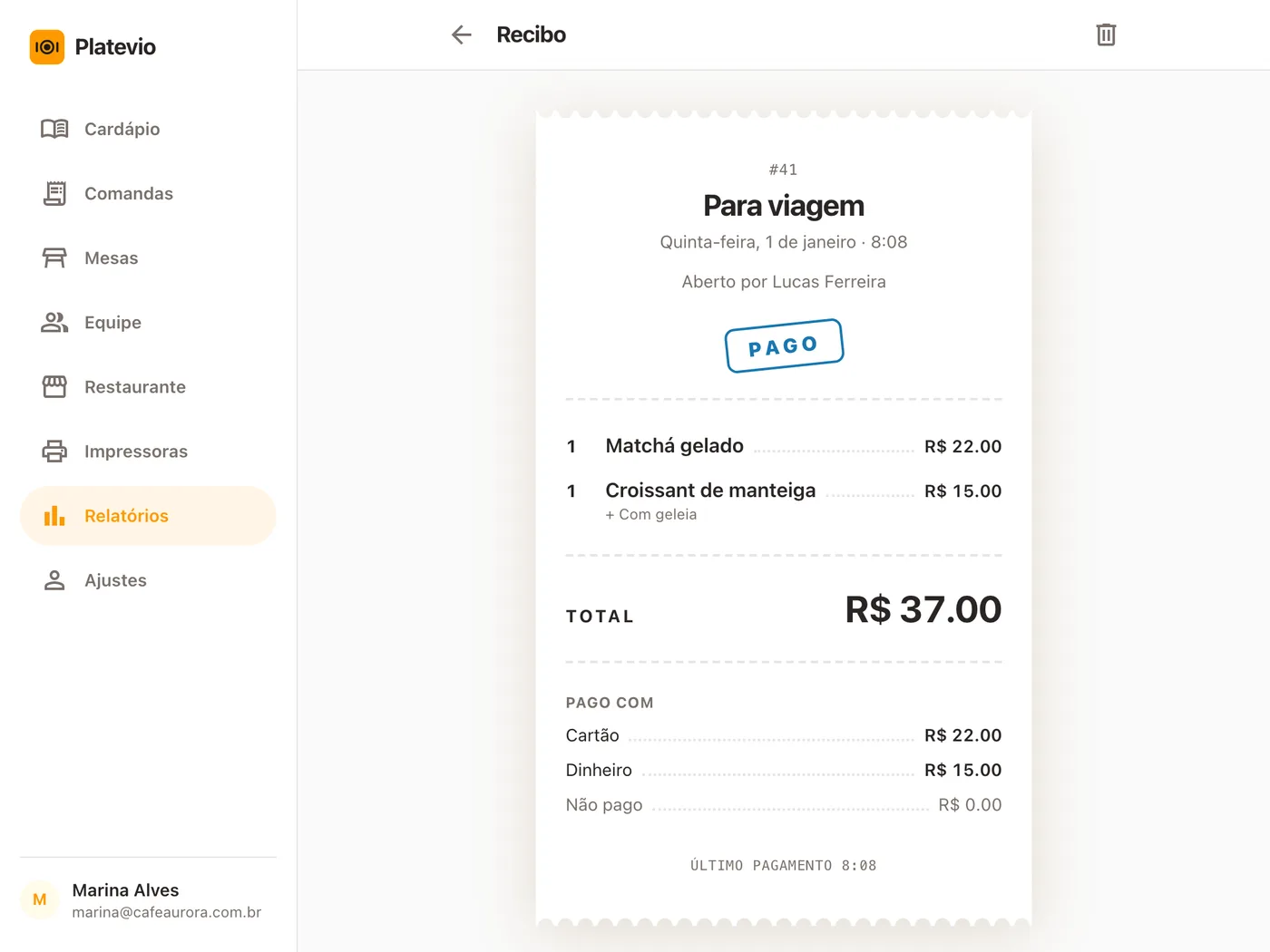 O detalhe de uma comanda nos Relatórios do Platevio: Para viagem #41, Aberto por Lucas Ferreira e com o carimbo Pago, com um Matchá gelado e um Croissant de manteiga com geleia, total de R$ 37,00, e Pago com Cartão R$ 22,00 e Dinheiro R$ 15,00