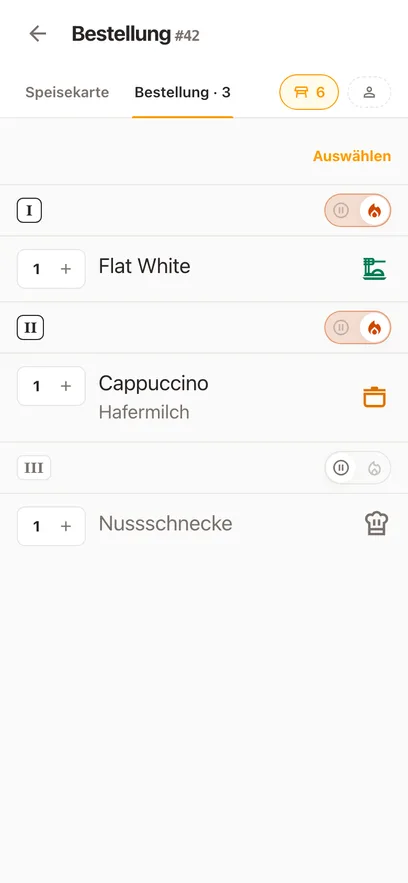 Eine Bestellung geöffnet auf dem Handy: ihre Gerichte in drei Gängen, jedes mit eigenem Status und den Extras, mit denen es bestellt wurde