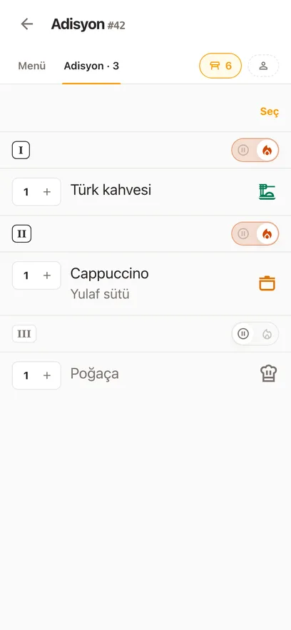 Telefonda açık tek bir adisyon: yemekleri üç serviste, her biri kendi durumu ve sipariş edildiği ekstralarla