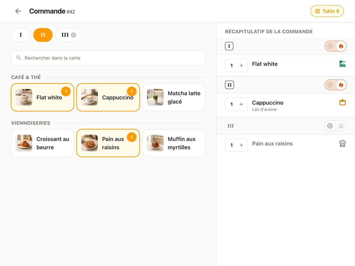 Une addition ouverte sur une tablette : ses plats en trois services, chaque plat affichant son propre statut, avec les suppléments sur le plat auquel ils appartiennent