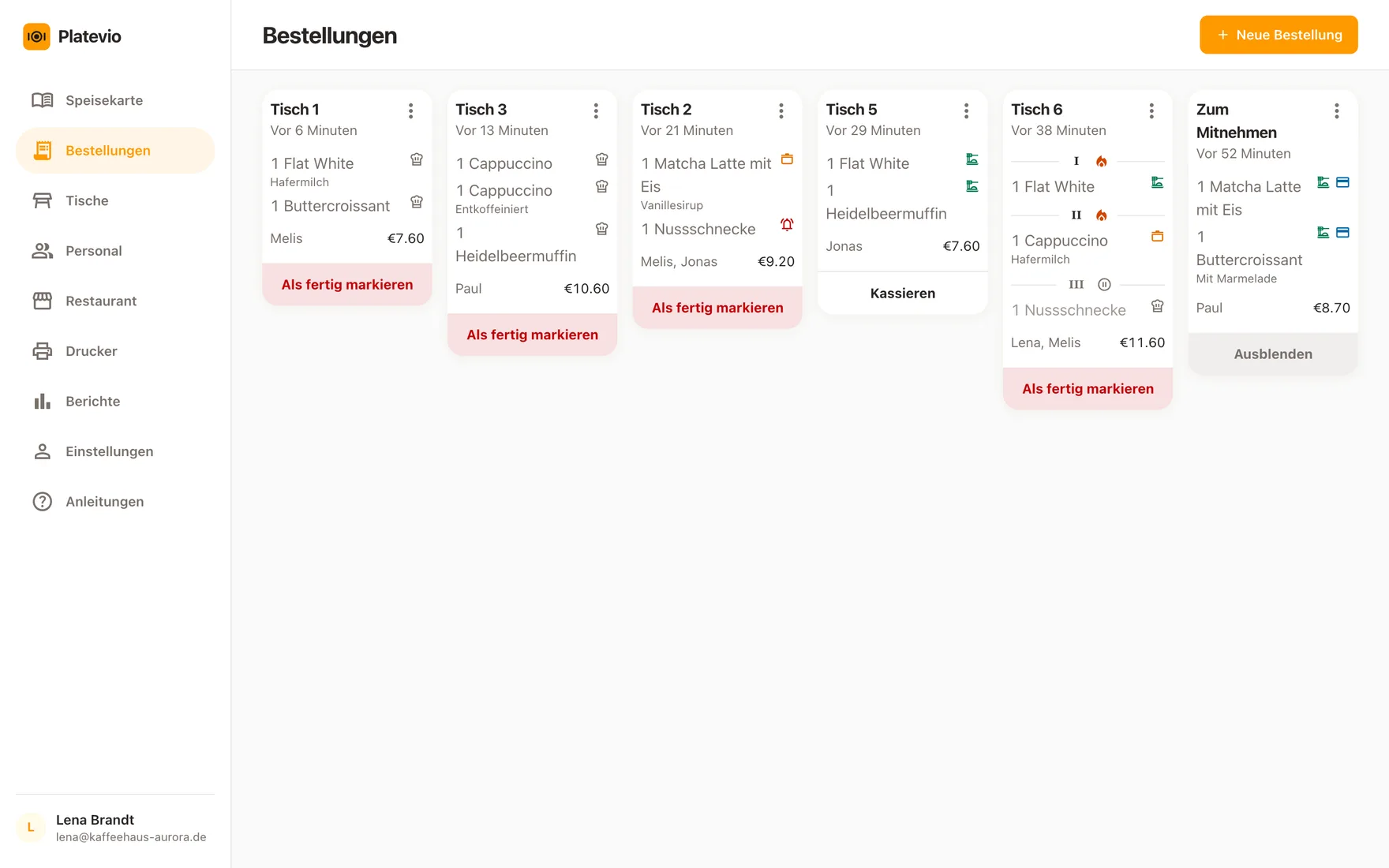 Das Bestellungs-Board von Platevio im Browser auf dem Laptop der Bar: jede offene Rechnung als Bonkarte, jedes Getränk mit seinen Extras und seinem Status