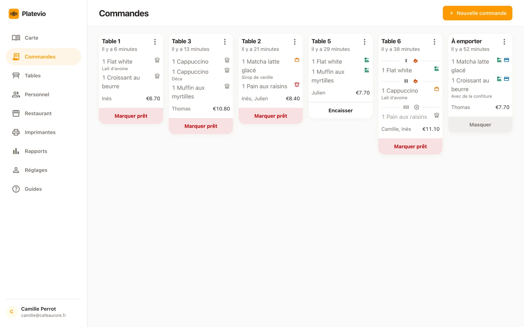 Le tableau des commandes Platevio dans un navigateur sur un ordinateur portable : chaque addition ouverte sous forme de carte de bon, chaque plat avec ses suppléments et son statut