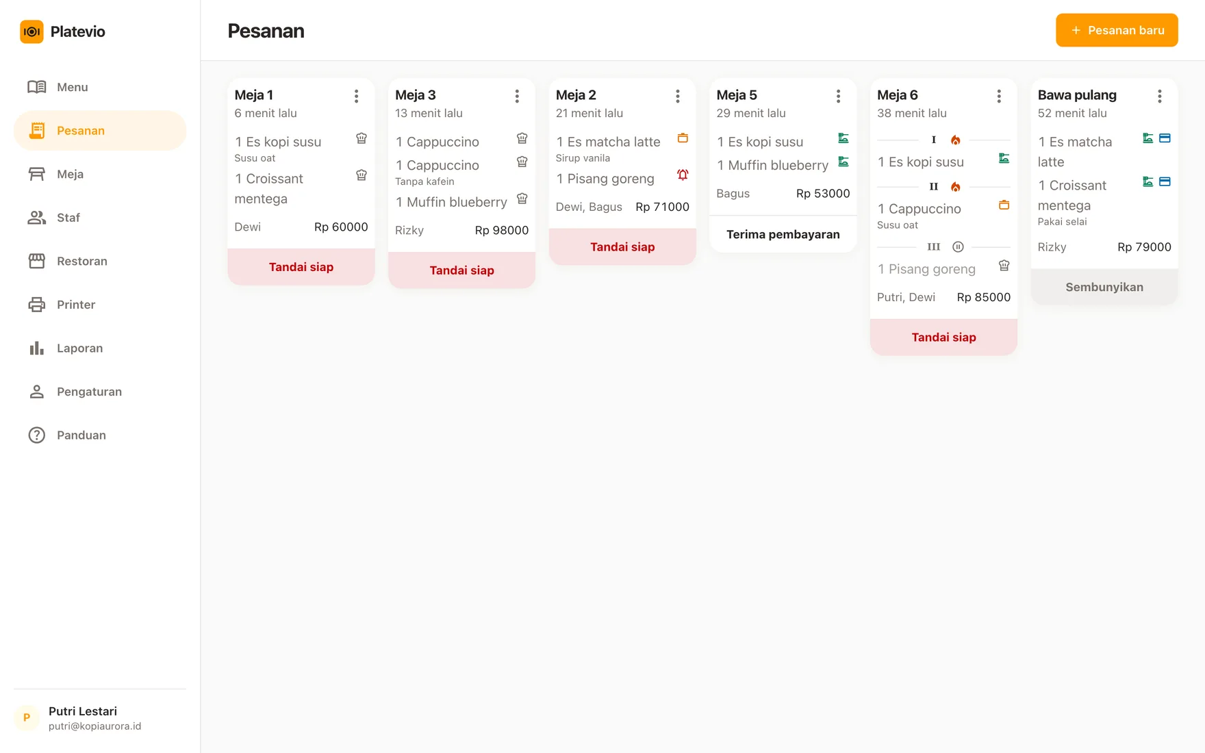 Papan pesanan Platevio di browser pada laptop: tiap bon terbuka sebagai kartu tiket, tiap hidangan dengan tambahan dan statusnya
