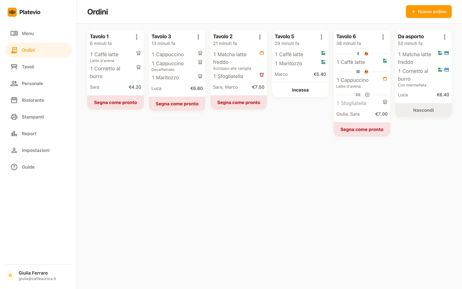 La board delle comande di Platevio in un browser sul portatile del bar: ogni comanda aperta come una scheda, ogni bevanda e brioche con le sue varianti e il suo stato