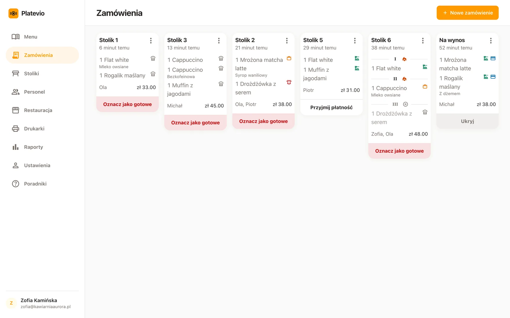 Tablica zamówień Platevio w przeglądarce na laptopie: każdy otwarty rachunek jako karta zlecenia, każde danie ze swoimi dodatkami i statusem