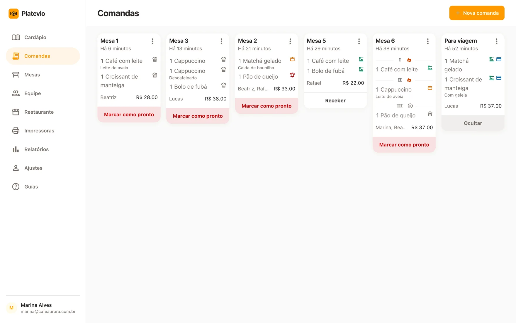 A tela Comandas do Platevio no navegador de um notebook: cada comanda aberta como um cartão, cada prato com os seus adicionais e o seu status
