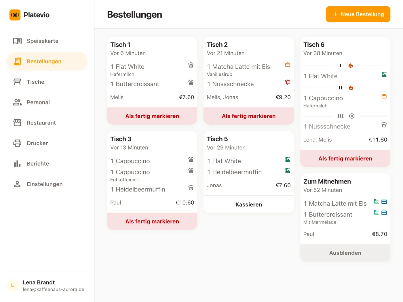 Das Bestellungs-Board von Platevio auf einem Tablet: jede offene Bestellung als Karte, Tisch für Tisch, jedes Gericht mit seinen Extras und seinem Status, und ein Tisch in drei Gängen