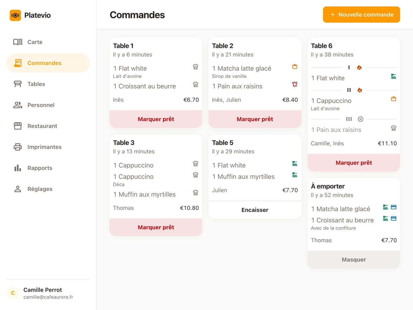 Le tableau Commandes de Platevio sur une tablette : chaque commande ouverte sous forme de carte, table par table, chaque plat avec ses suppléments et son statut, et une table en trois suites