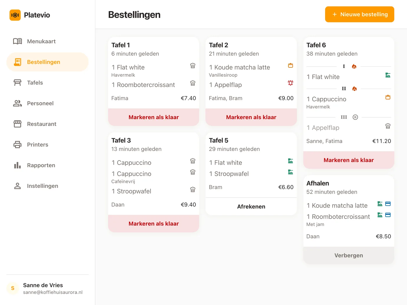 Het bestellingenbord van Platevio op een tablet: elke openstaande rekening als bonkaart, elk gerecht met zijn extra’s en zijn status
