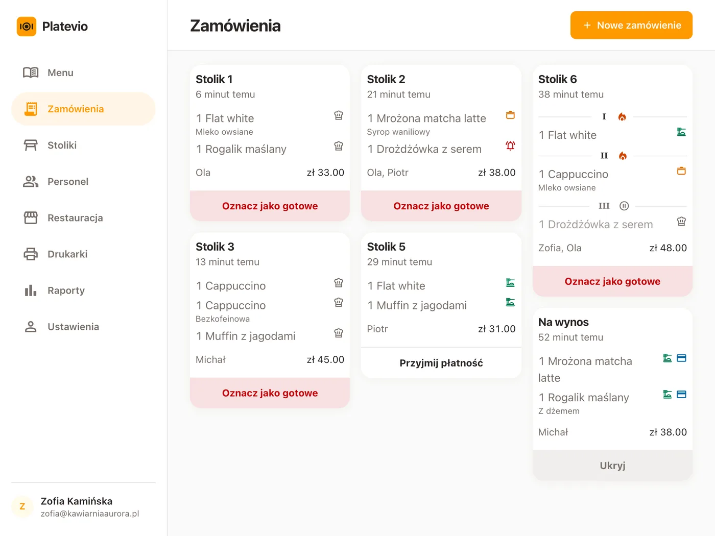 Tablica zamówień Platevio na tablecie przy wydawce: każdy otwarty rachunek jako karta zlecenia, każde danie ze swoimi dodatkami i statusem