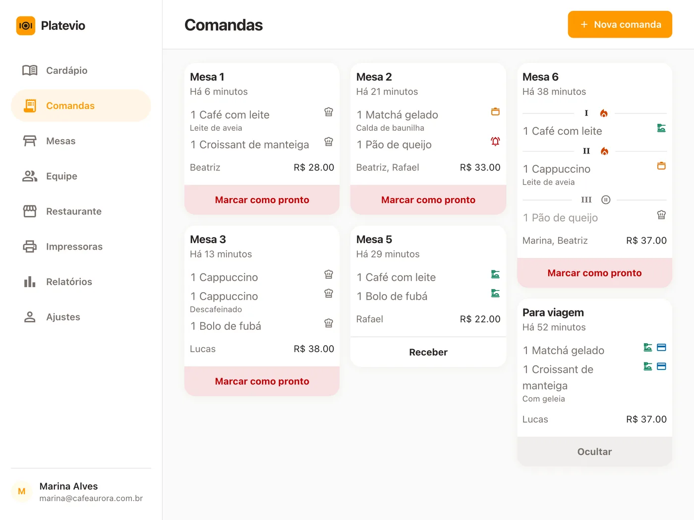 A tela Comandas do Platevio em um tablet: cada comanda aberta como um cartão, cada item com os seus adicionais e o seu status, e uma mesa dividida em três tempos