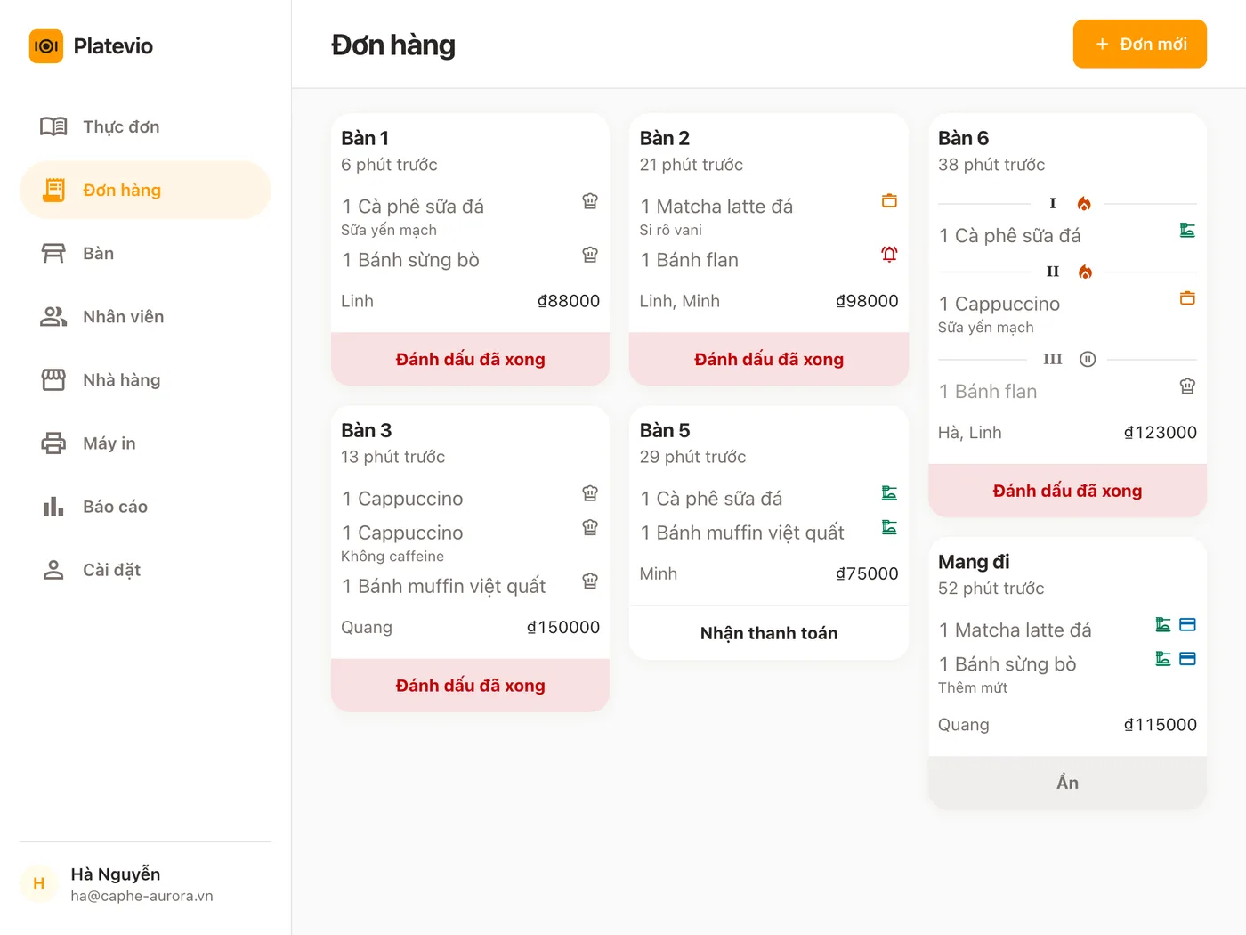 Cái bảng đơn hàng của Platevio trên máy tính bảng ở cửa bếp: mọi hoá đơn đang mở dưới dạng thẻ phiếu, mỗi món kèm món thêm và trạng thái của nó