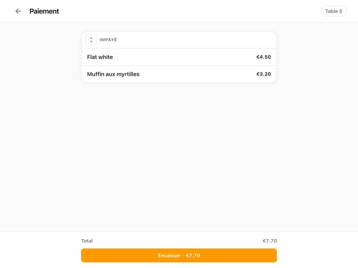 L’écran Paiement de Platevio sur une tablette : l’addition de la Table 5, déjà servie — un flat white et un muffin aux myrtilles, chacun avec son prix — et le bouton Encaisser avec le total, prête à être partagée article par article et réglée par carte bancaire ou en espèces