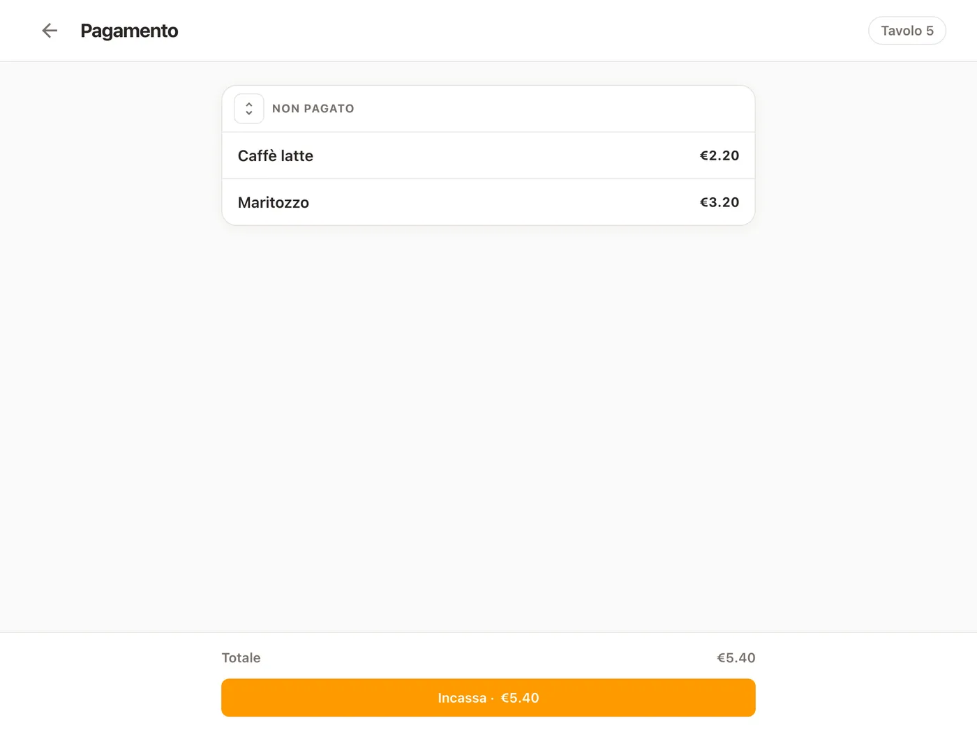 La schermata Pagamento di Platevio su un tablet: il conto del Tavolo 5 già servito — un caffè latte e un maritozzo, ognuno con il suo prezzo — e il pulsante «Incassa» con il totale, pronto da dividere per piatto e da chiudere con carta o contanti