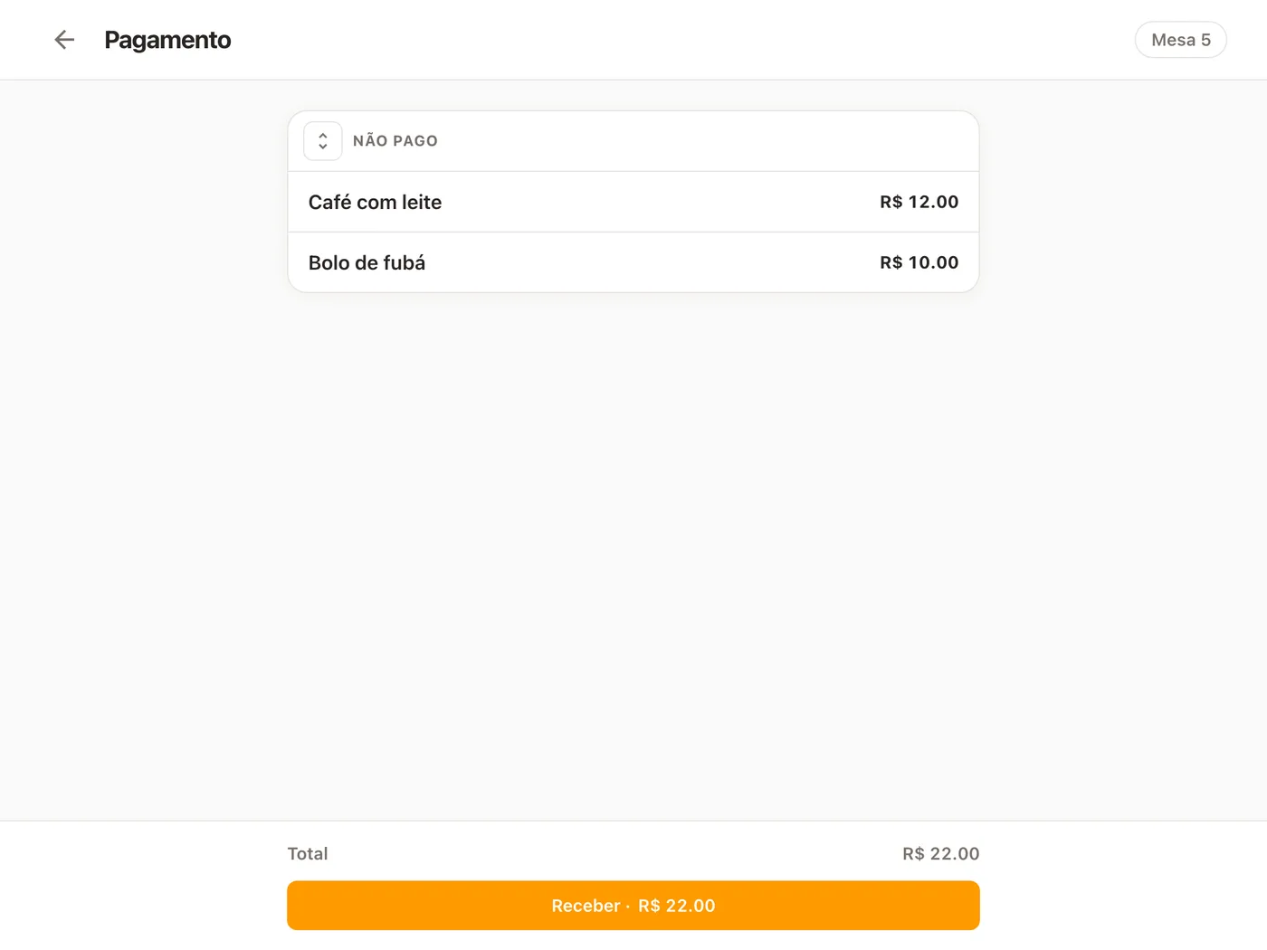 A tela Pagamento do Platevio em um tablet: a conta da Mesa 5 já servida — um café com leite e um bolo de fubá, cada um com o seu preço — e o botão Receber com o total, pronta para dividir item a item e receber no cartão ou em dinheiro