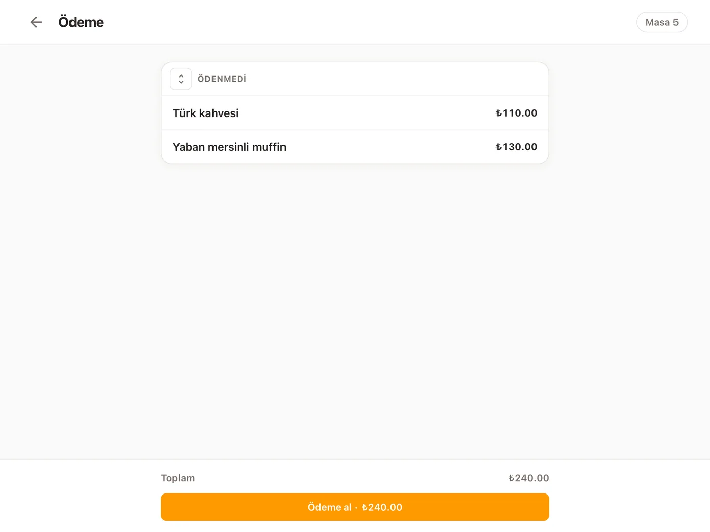 Tablette Platevio Ödeme ekranı, Masa 5: Ödenmedi kartında servis edilmiş bir Türk kahvesi ve bir yaban mersinli muffin, her biri tutarıyla; altta toplam ve Ödeme al düğmesi