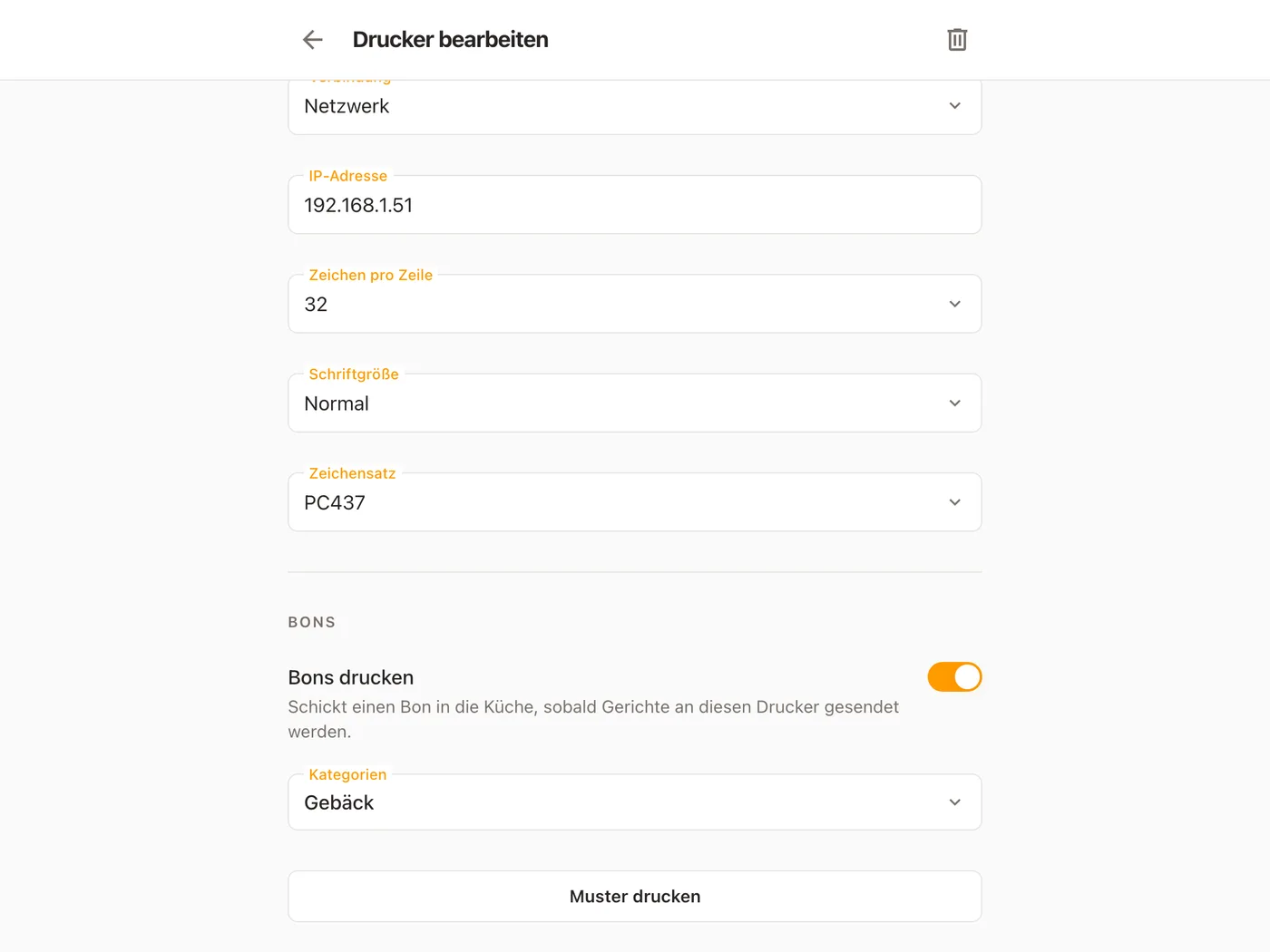 Das Formular des Druckers Küche auf einem Tablet, bis zu Bons gescrollt: Bons drucken ist eingeschaltet, im Feld Kategorien steht Gebäck, und Muster drucken steht am Fuß