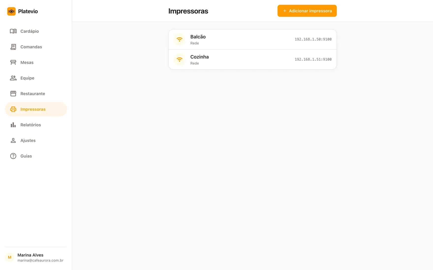 A tela Impressoras do Platevio no navegador de um notebook: uma impressora Balcão e uma impressora Cozinha, as duas na rede do restaurante, cada uma com o seu endereço