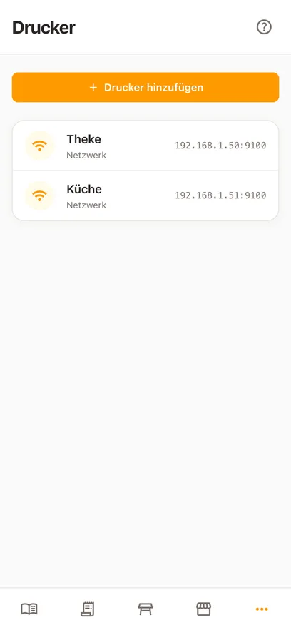 Dieselbe Druckerliste auf einem Handy: der Drucker an der Theke und der in der Küche, jeder mit Netzwerksymbol und seiner Adresse