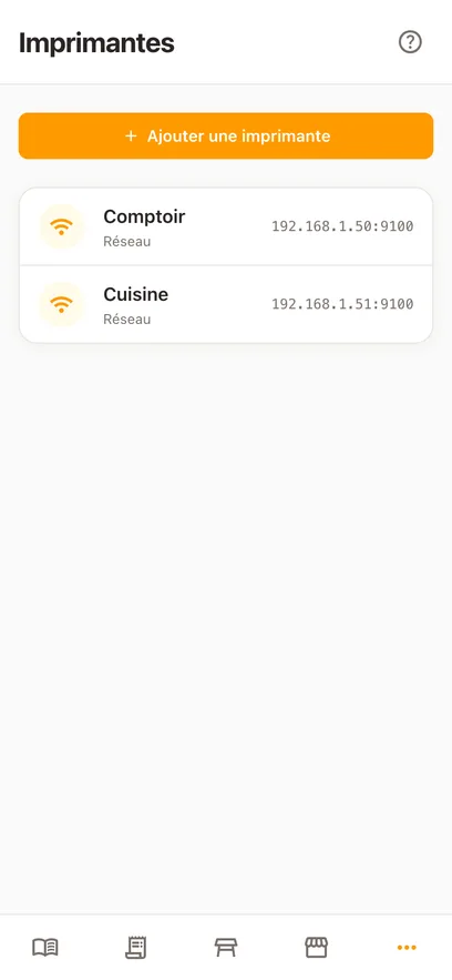 La même liste d’imprimantes sur un téléphone : celle du comptoir et celle de la cuisine, chacune avec son symbole réseau et son adresse