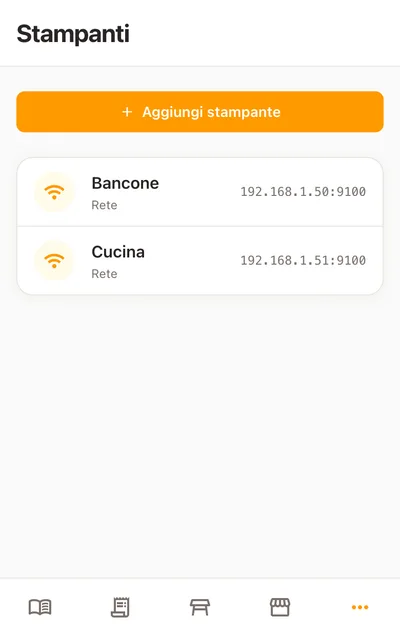 La stessa lista Stampanti sul telefono: quella del bancone e quella della cucina, ognuna con il simbolo della rete e il suo indirizzo