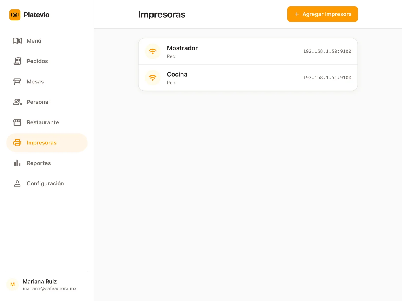 La pantalla Impresoras de Platevio en una tableta: una impresora Mostrador y una impresora Cocina, cada una en la red del local con su propia dirección IP