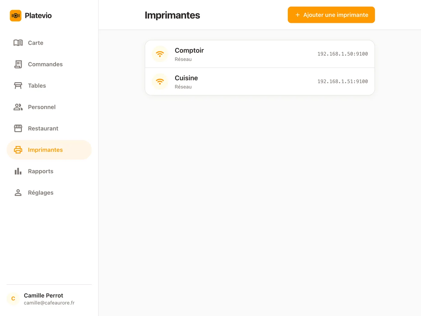 L’écran Imprimantes de Platevio sur une tablette : une imprimante Comptoir et une imprimante Cuisine, toutes deux sur le réseau du restaurant, chacune avec son adresse IP