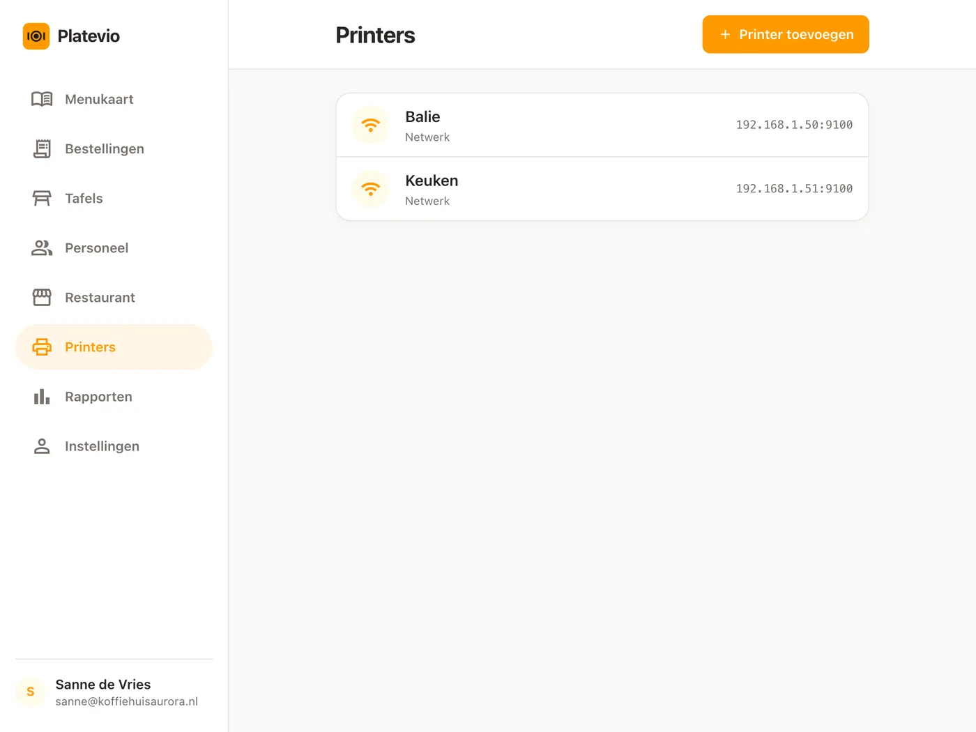 Het scherm Printers van Platevio op een tablet: een printer Balie en een printer Keuken, allebei in het netwerk van de zaak, elk met zijn eigen adres