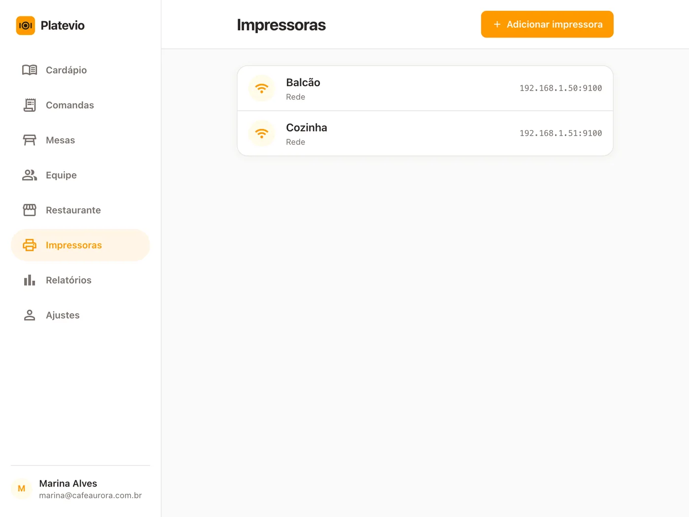 A tela Impressoras do Platevio em um tablet: uma impressora Balcão e uma impressora Cozinha, as duas na rede do restaurante, cada uma com o seu endereço IP
