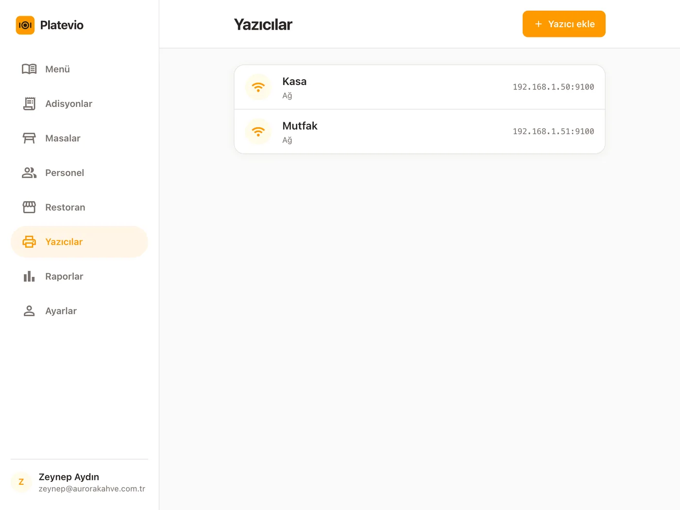 Tablette Platevio Yazıcılar ekranı: Kasa ve Mutfak adlı iki yazıcı, ikisi de restoranın ağında, her biri kendi IP adresiyle