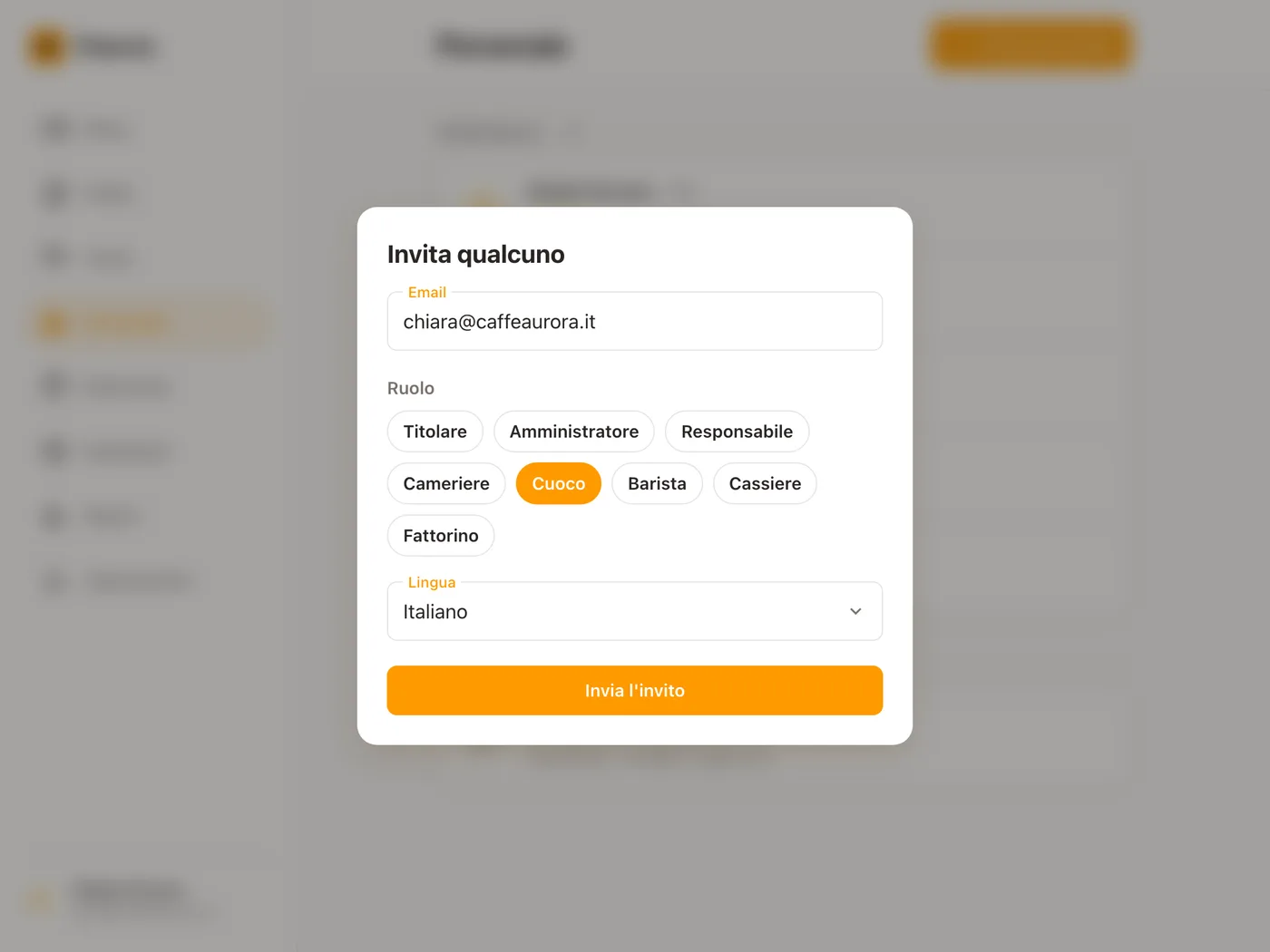 L’invito a una cuoca nuova: la finestra Invita qualcuno sopra la pagina Personale, con chiara@caffeaurora.it scritto nel campo Email, Cuoco scelto fra gli otto ruoli e la lingua dell’invito impostata su Italiano