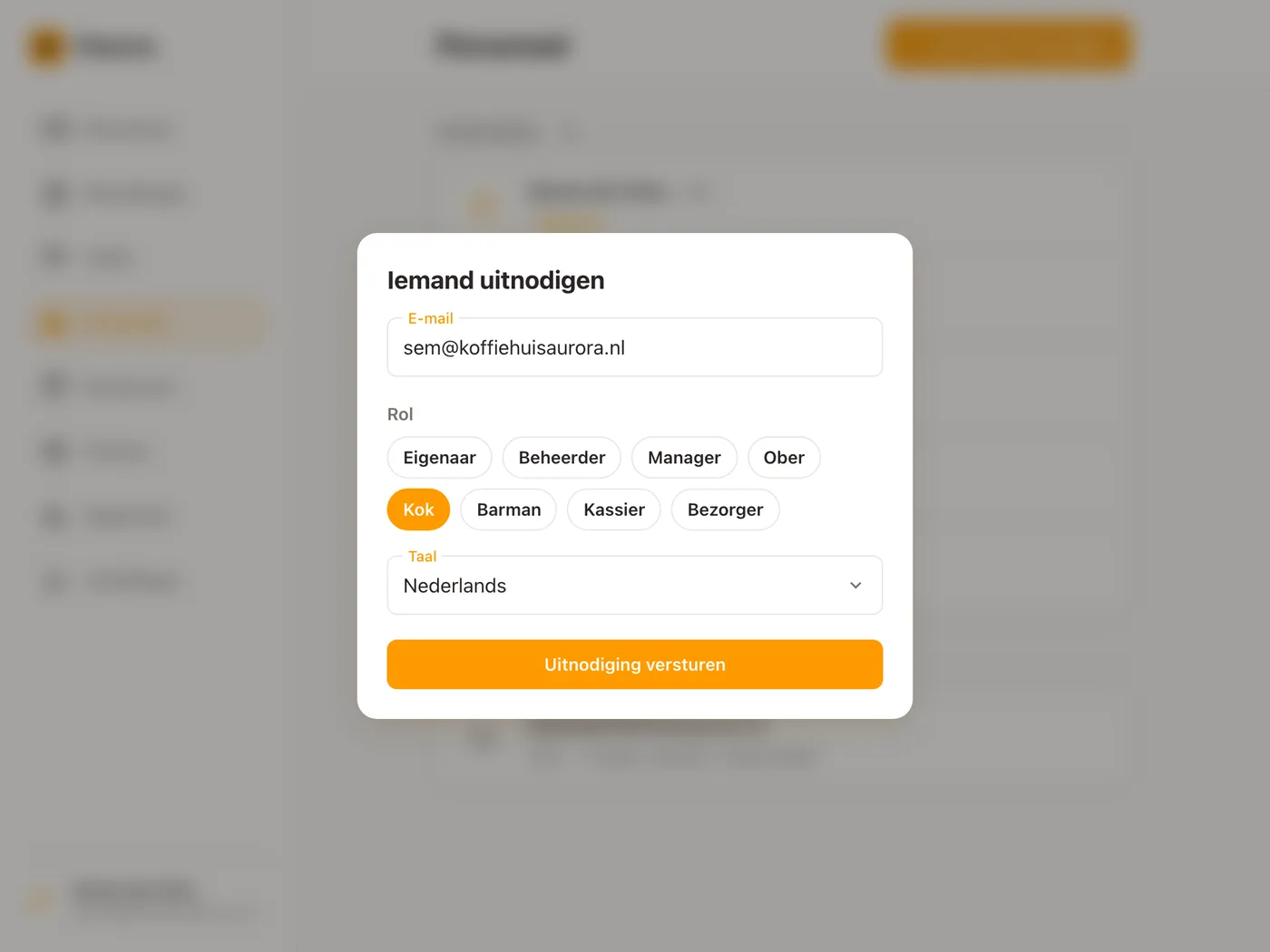 Een nieuwe kok uitnodigen: het venster Iemand uitnodigen boven de pagina Personeel, met sem@koffiehuisaurora.nl ingevuld, Kok gekozen onder Rol en de taal van de uitnodiging ingesteld