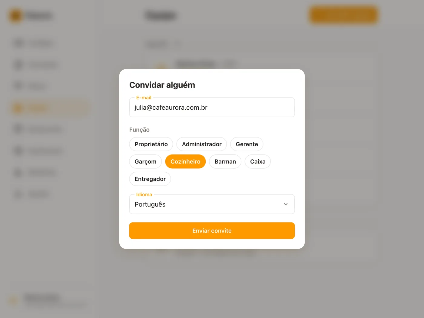 Convidando uma cozinheira nova: a janela Convidar alguém sobre a tela Equipe, com julia@cafeaurora.com.br no campo E-mail, Cozinheiro escolhido entre as oito opções de Função e o idioma do convite em Português