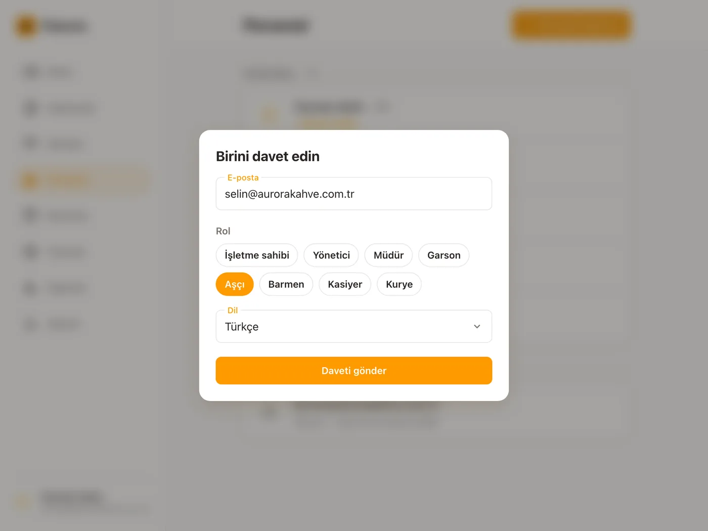 Yeni bir aşçıyı davet etmek: Personel sayfasının üstünde «Birini davet edin» penceresi, E-posta alanında selin@aurorakahve.com.tr, rol düğmelerinden Aşçı seçili ve davetin dili Türkçe