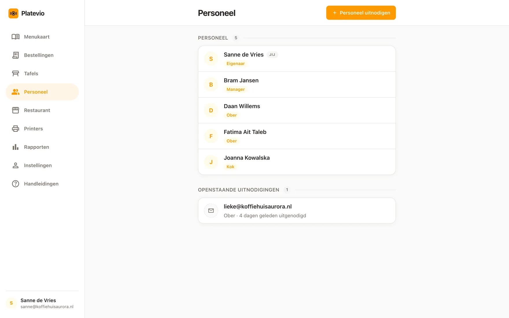 De pagina Personeel van Platevio in een browser op een laptop: vijf mensen met hun rollen — een eigenaar, een manager, twee obers en een kok — en één openstaande uitnodiging