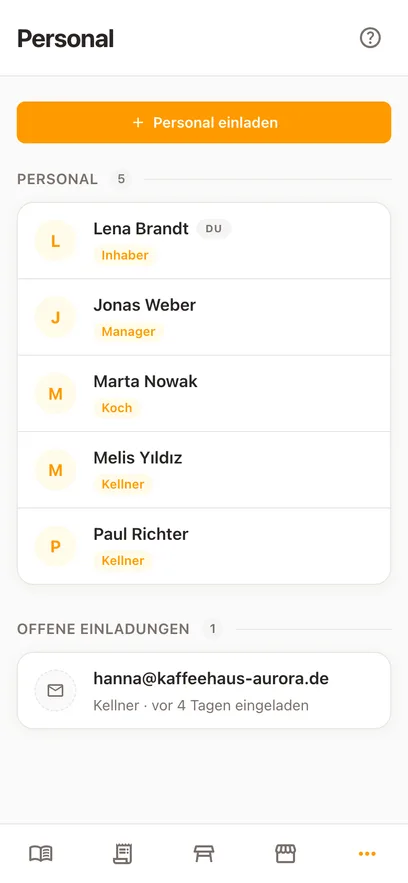 Dieselbe Personal-Seite auf einem Handy, oben Personal einladen und darunter der Name und die Rollen jeder Person