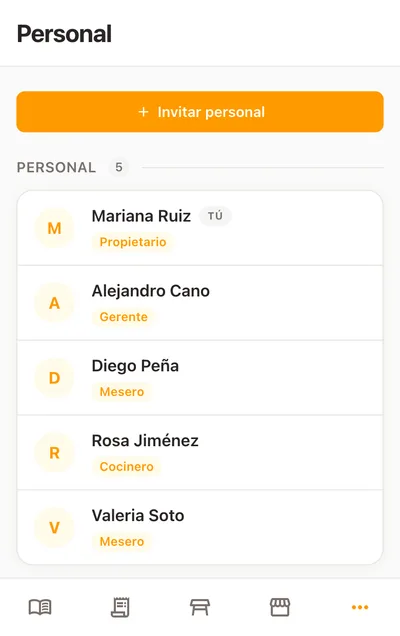 La misma lista de personal en un teléfono, con el botón «Invitar personal» arriba y el nombre y el rol de cada persona debajo