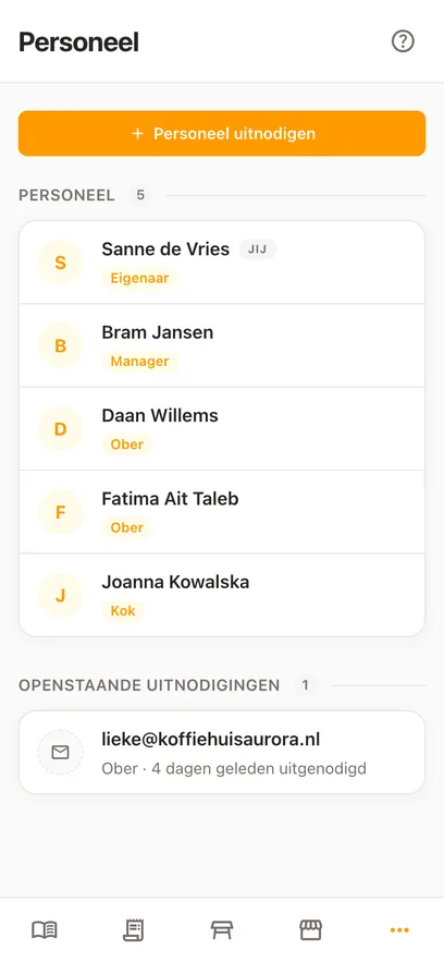Dezelfde pagina Personeel op een telefoon, met Personeel uitnodigen bovenaan en daaronder de naam en de rollen van iedereen