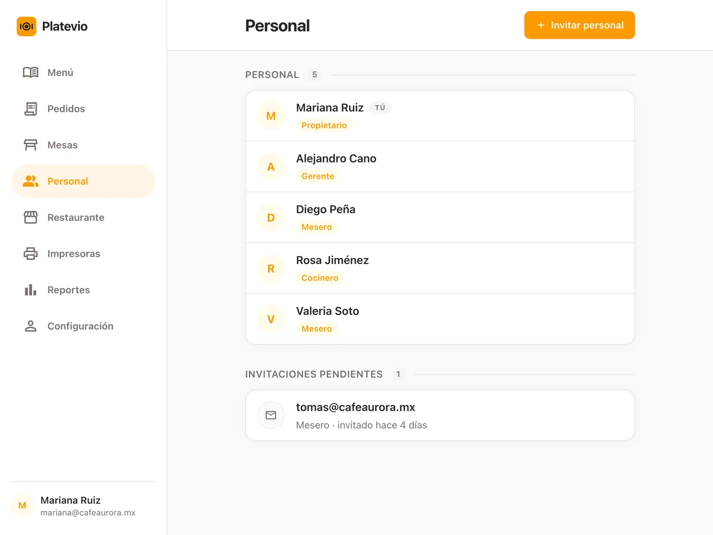 La pantalla Personal de Platevio en una tableta: cinco personas con su rol —una propietaria, un gerente, dos meseros y una cocinera— y una invitación pendiente para un mesero
